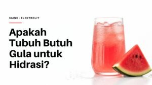Segelas minuman elektrolit merah muda dengan kristal garam dan irisan semangka